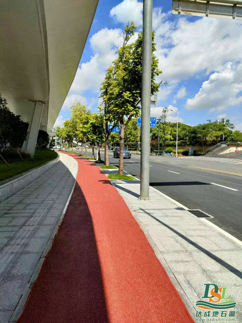 東莞市中心2號(hào)橋彩色透水混凝土噴油進(jìn)行中！