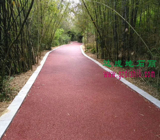 透水地坪能夠使雨水迅速滲入地表，有效地補(bǔ)充地下水，緩解城市熱島效應(yīng)，保護(hù)城市自然水系不受破壞，具有很強(qiáng)的環(huán)保價(jià)值。同時(shí)，它解決了普通路面容易積水的問題，提高行走的安全性和舒適性，對(duì)于改善人居環(huán)境也具有重要意義。 　　透水混凝土在保留傳統(tǒng)混凝土特性的基礎(chǔ)上顛覆了其色彩單一灰色，呈現(xiàn)出繽紛多樣的色彩表現(xiàn)。運(yùn)用不同的顏色使地面與建筑、景觀相融合，創(chuàng)造出溫馨和諧的生活環(huán)境！